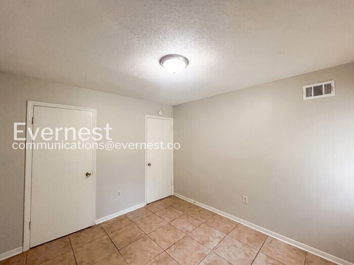 Building Photo - 8044 Oakbrook Dr