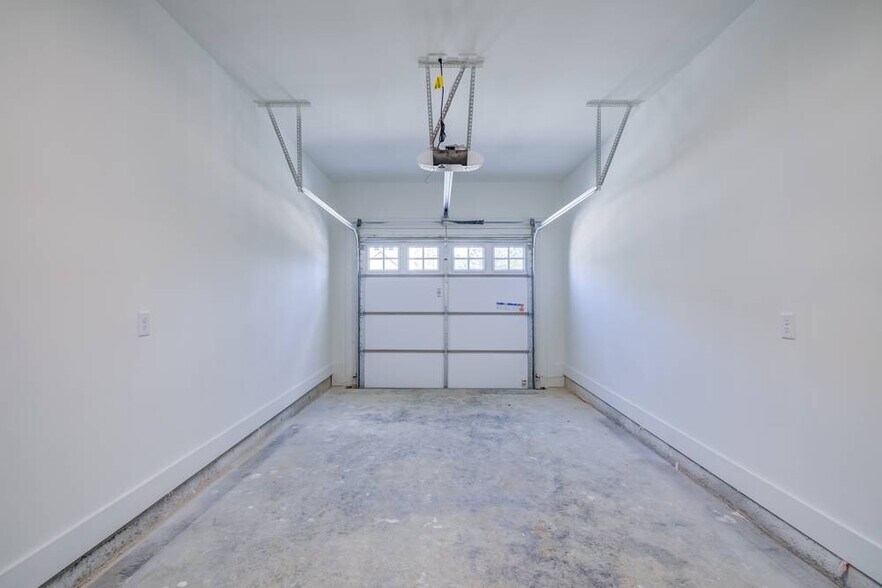Building Photo - 2097 Orangery Dr