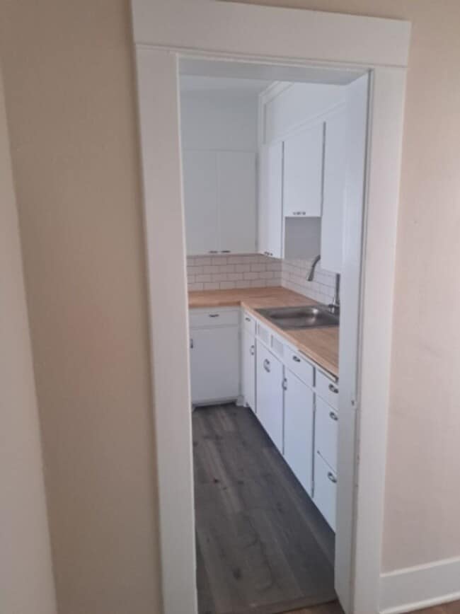 Building Photo - Dishman Hills 4 Bedroom 1 1/2 Bath Rancher