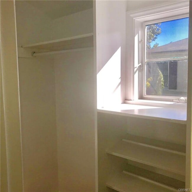 Building Photo - 441 S Doheny Dr