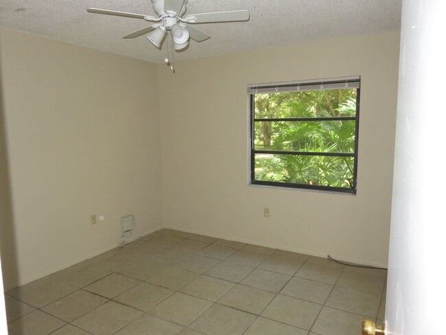 Building Photo - Open and bright 2/2 with garage