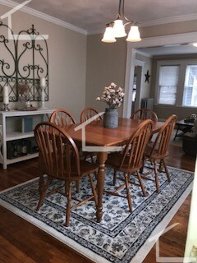 Building Photo - Spacious 3 bedroom with parking & water in...