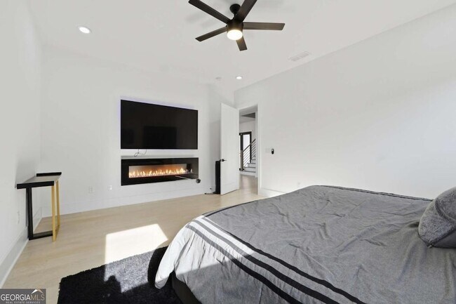 Building Photo - 556 Versailles Dr