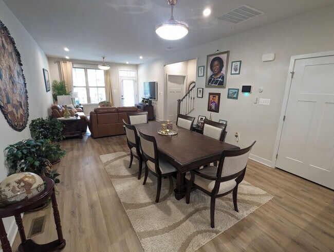 Building Photo - Stunning villa in the Harrison Terrace com...