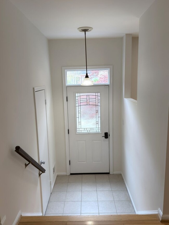 Building Photo - Beautiful 4 Bed 2.5 Bath Townhome in Burke For Rent!