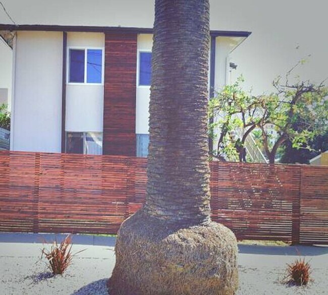 Building Photo - This upstairs 2 bed / 1 bath apartment in Echo Park is now available - Includes private parking a...