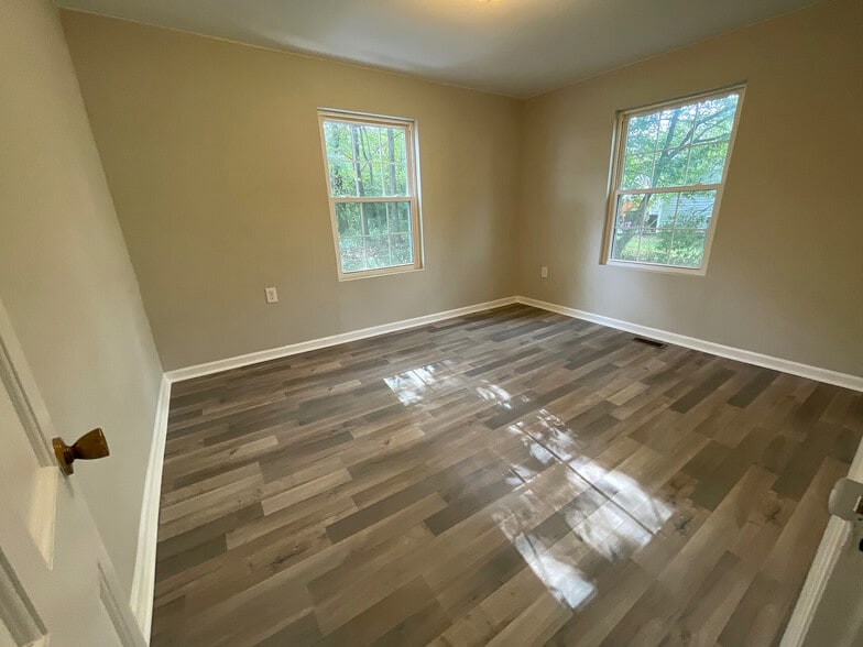 Building Photo - Room in House on Glory St