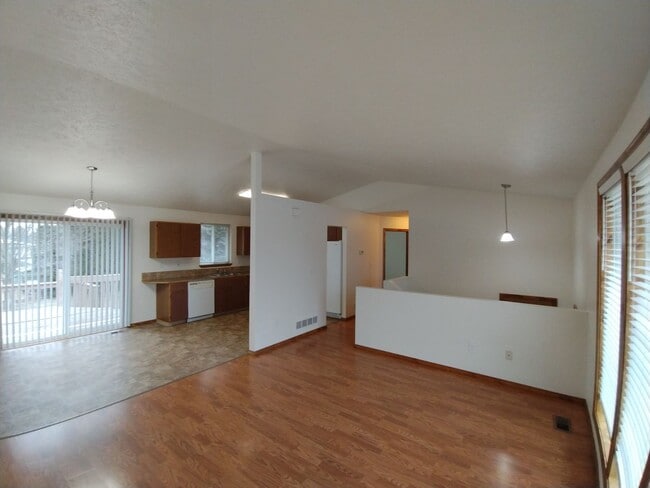 Building Photo - $2,100 / 4br - 1969ft2 - ?? Newman Lake 4B...