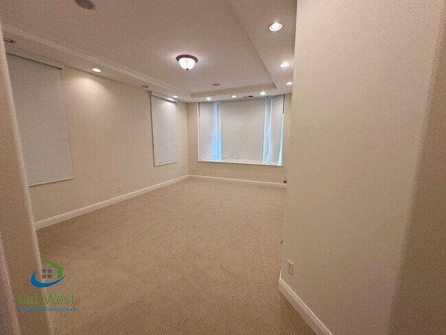 Building Photo - $7995 - Executive 4 bed, 3 full bath, Palo...