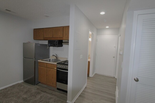 Building Photo - Spacious studio with updates. The Ellis Po...