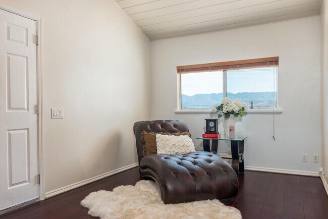 Building Photo - Stylish 3-Bed + Office Retreat with Sweepi...