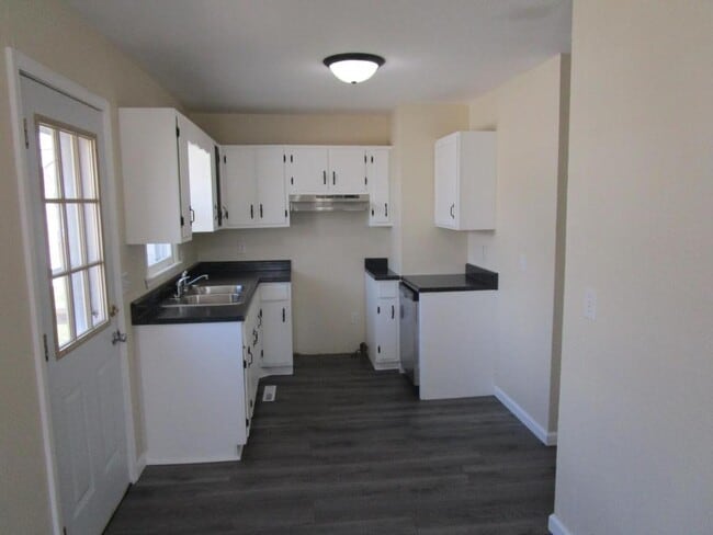 Building Photo - 711 S Osteopathy Ave
