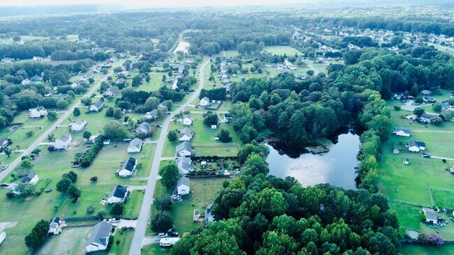 Building Photo - 1000 Meadowgreen Dr