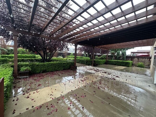 Building Photo - 3842 W Buena Vista Ave