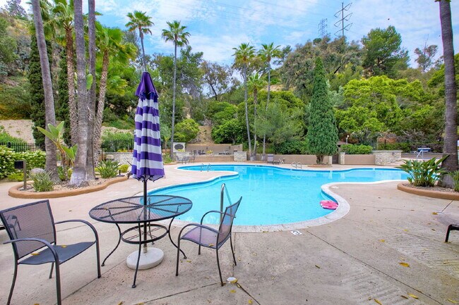 Building Photo - 1/2 off 1st month rent move in special at the Bluffs!!!