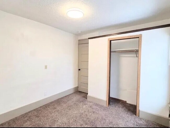 Building Photo - Beautiful 4-Bedroom Unit in St. Paul - Available Now!