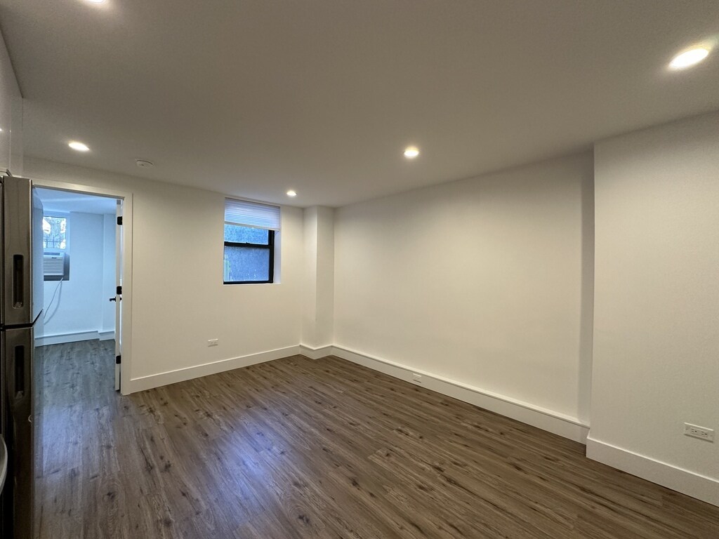 Building Photo - 941 W Carmen Ave