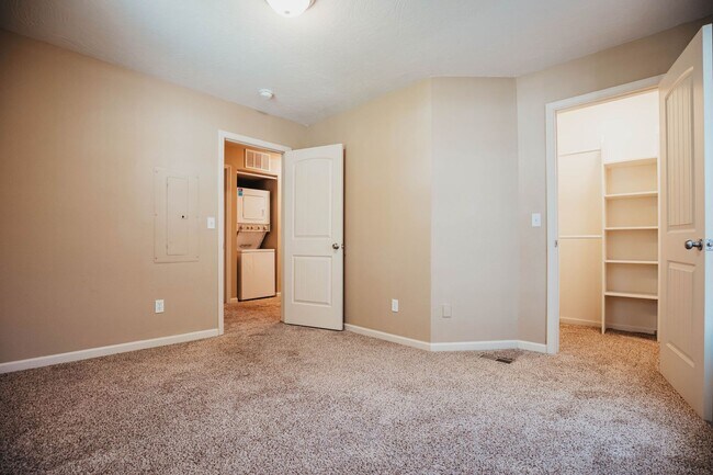 Building Photo - 512 S Main Ave