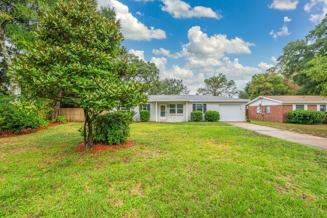 Building Photo - Charming Florida Cottage in the Heart of F...