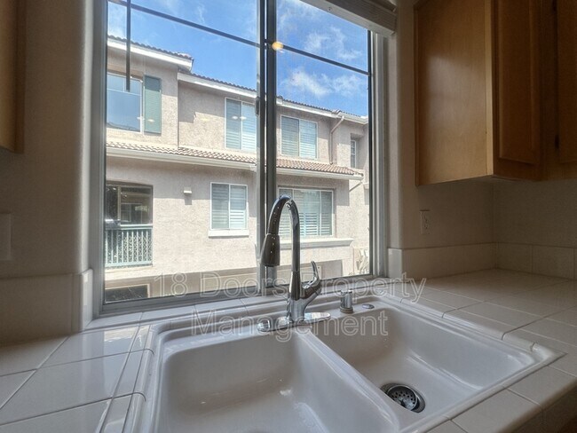 Building Photo - 926 Camino De La Reina