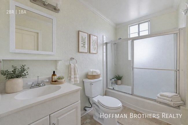 Building Photo - 5640 Franklin Ave