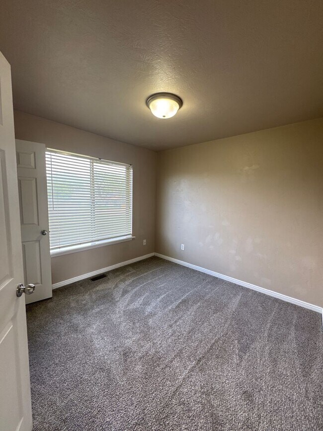 Building Photo - 1562 W 300 S