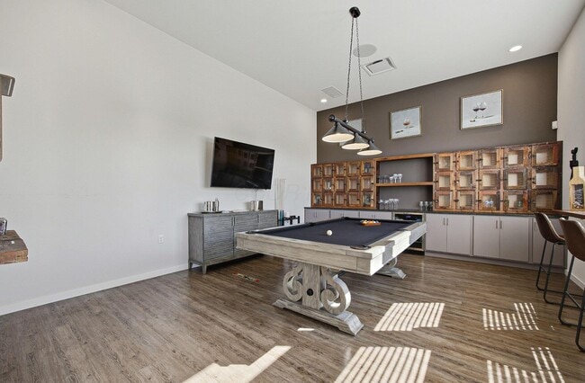 Building Photo - 933 Persimmon Ln