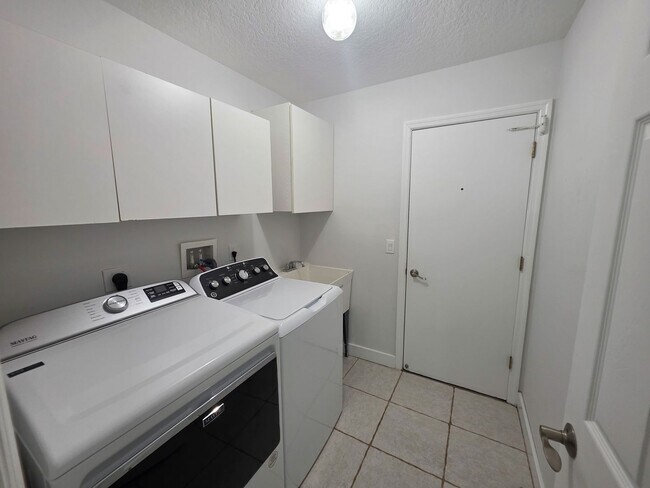 Building Photo - Beautiful 4 Bedroom in Gated Compass Pointe