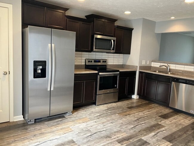 Building Photo - ***MOVE IN READY*** Heritage Place Townhom...