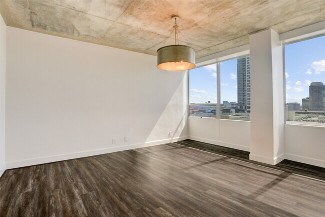 Building Photo - 2701 Westheimer Rd