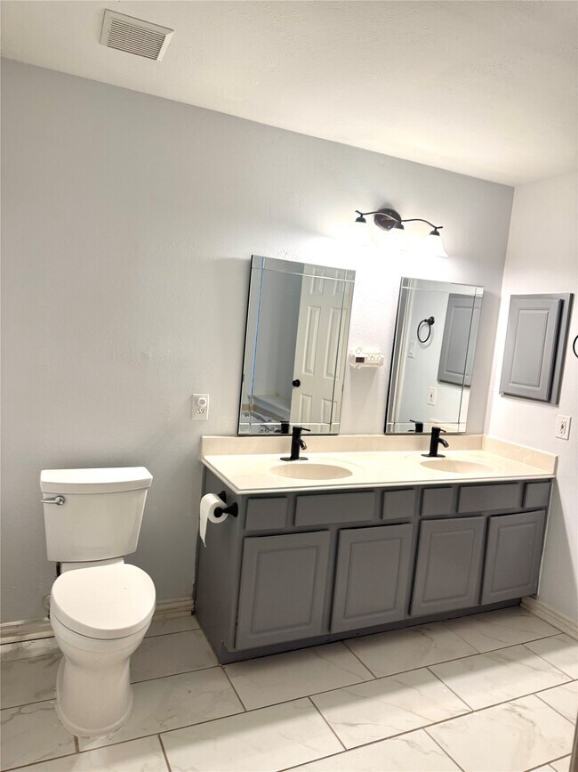 Building Photo - 3002 Summerfield Ridge Ct