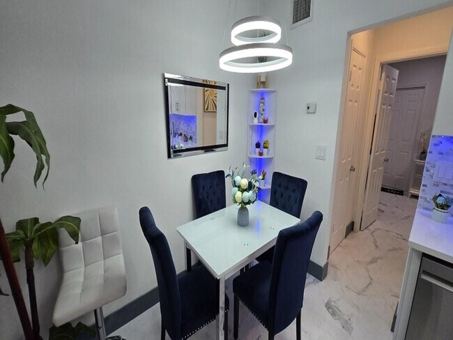 Building Photo - 2909 Middle River Dr