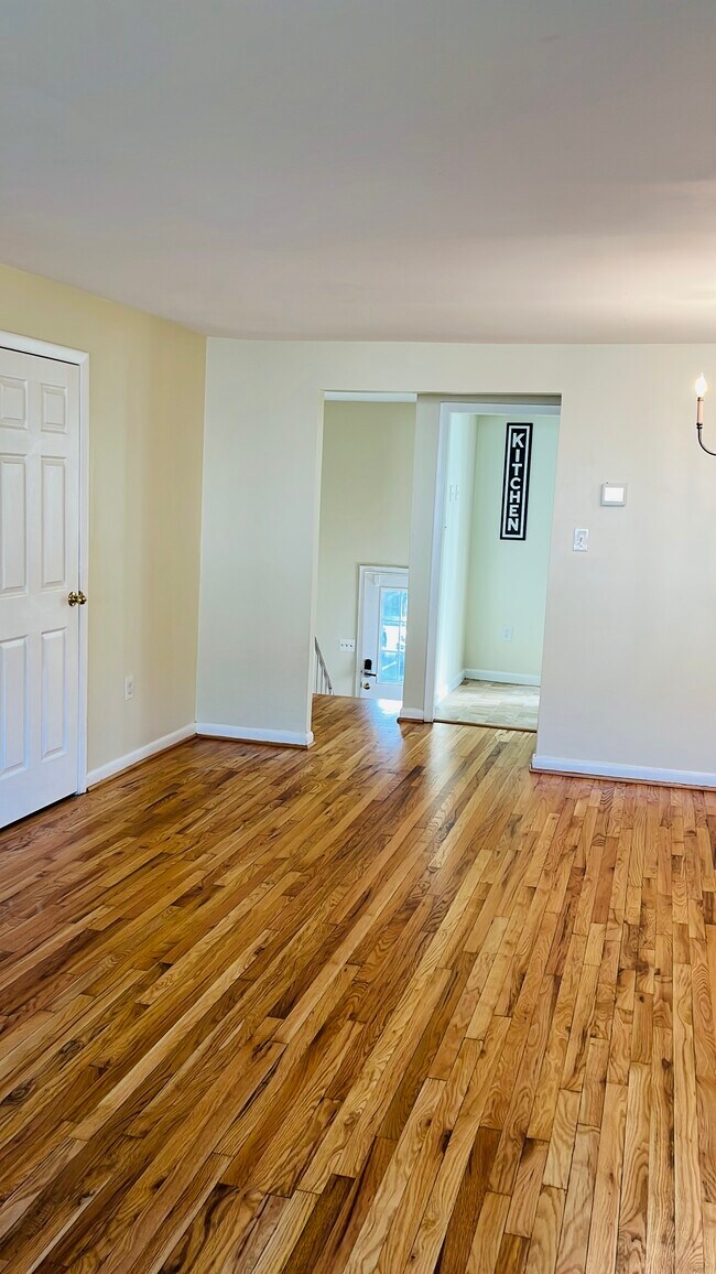 Building Photo - 2 Wimbledon Ln