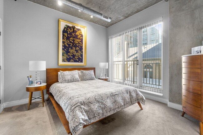 Building Photo - 2 Bed 2 Bath - Mount Vernon Condo - Garage Parking Space Included