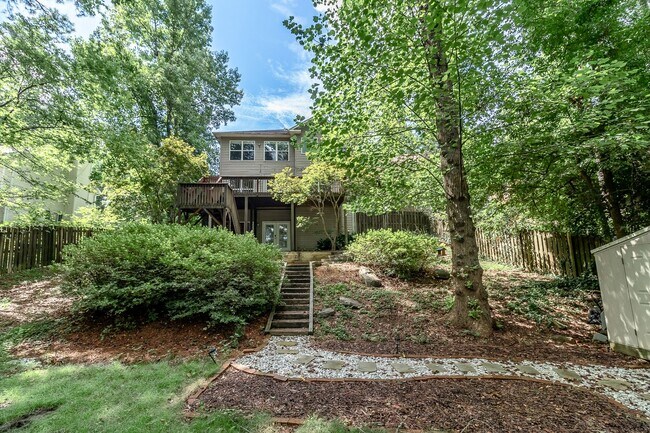 Building Photo - Beautiful 3 bedroom, in-law plan, Family Home in Martinez!  Walk to school!
