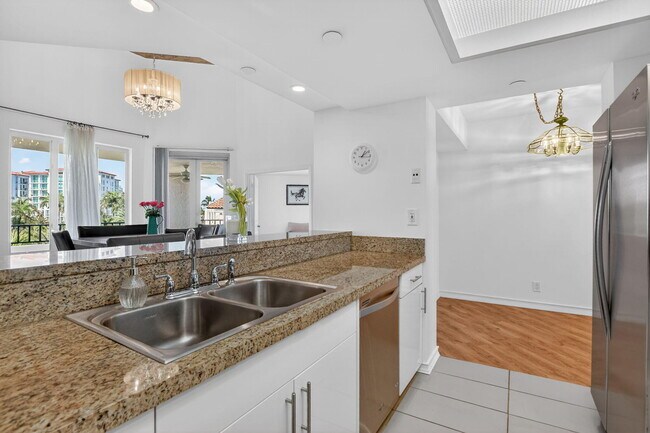 Building Photo - 120 SE 5th Ave