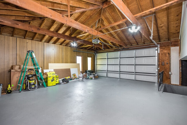 Building Photo - 15369 Ingleside Ave