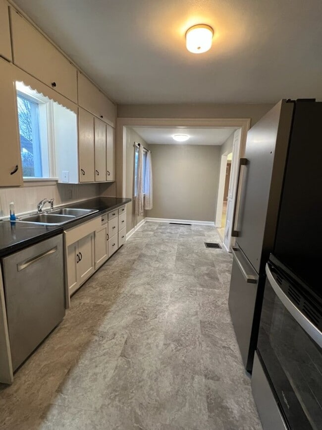 Building Photo - Spacious 3+ bed/2 bath home! Large fenced yard, garage, shed, w/d, a/c, d/w & more!