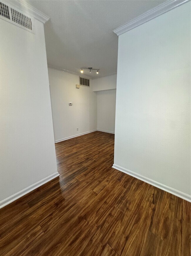 Building Photo - 921 Marine Dr