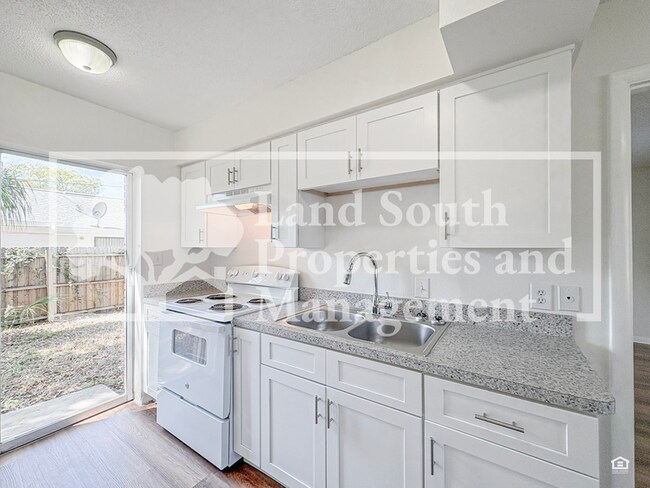 Building Photo - 420 Allamanda Dr