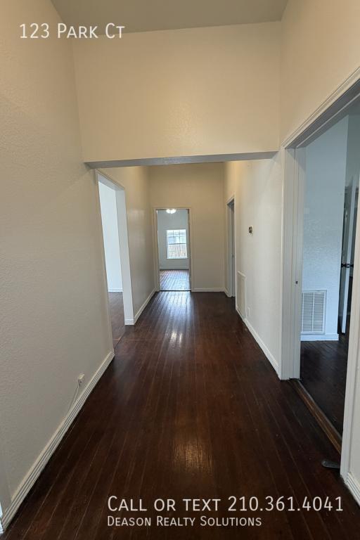 Building Photo - 123 Park Ct