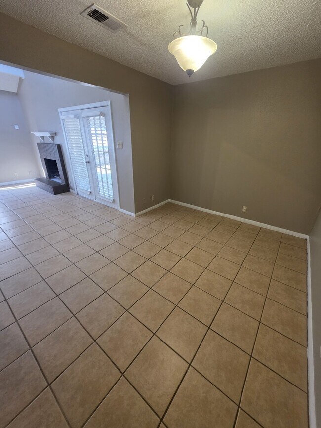 Building Photo - 2 story townhome, 3 bed 2 bath