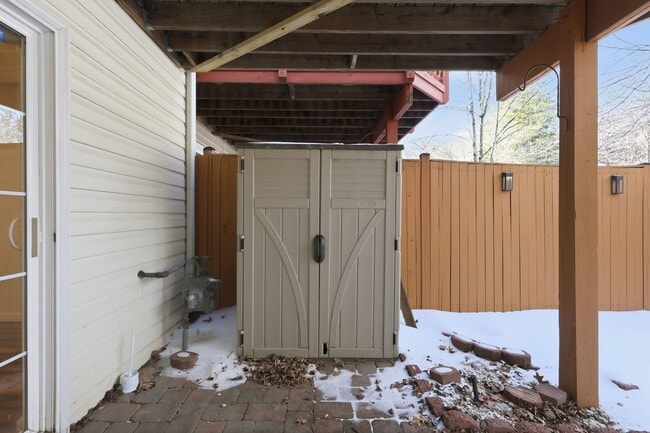 Building Photo - Unbeatable location near Lake Ridge Park and Marina, offering boating, fishing, wildlife and bird...