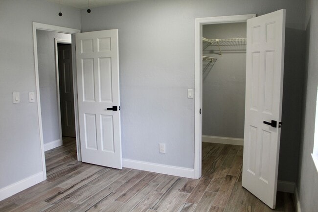 Building Photo - Port Orange Charming 5-Bedroom, 2-Bathroom...