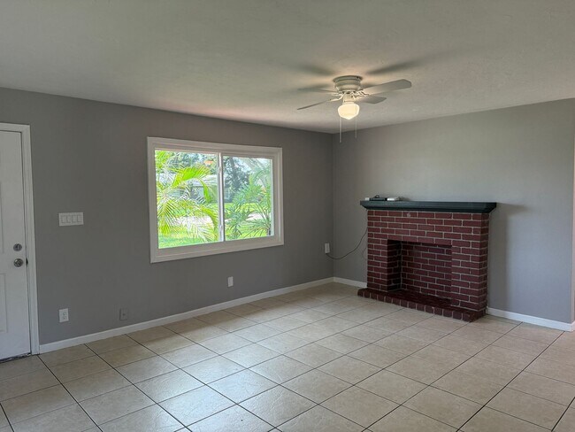 Building Photo - 3 Bedroom 2 Bath Single Family Home
