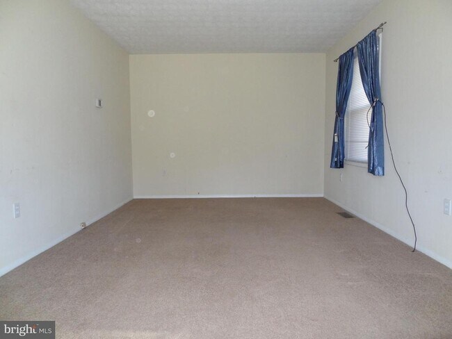 Building Photo - 2074 Lake Grove Ln