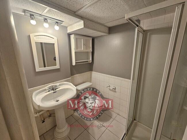 Building Photo - Spacious 5 Bd 3 Ba Home Cottonwood Heights