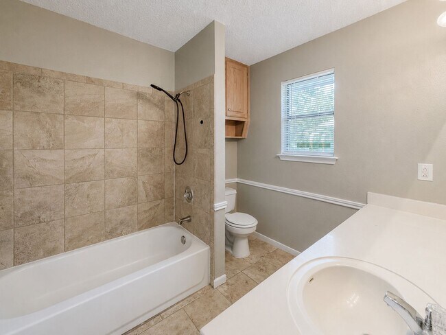 Building Photo - 4-Bedroom Home with Spacious Backyard in Stratford Estates