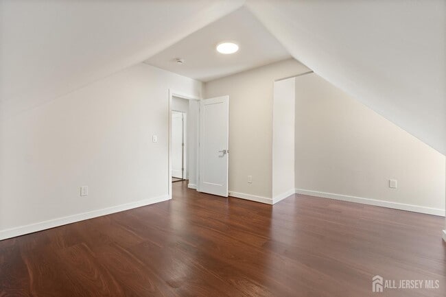 Building Photo - 824 George St