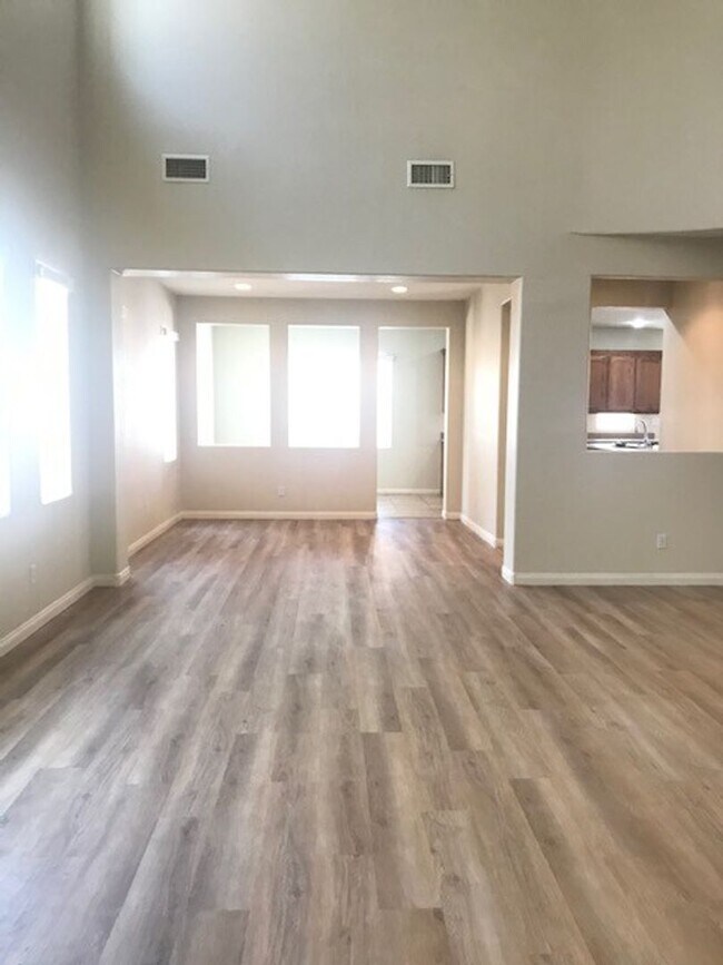 Building Photo - GATED COMMUNITY- FULLY REMODELED!